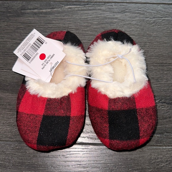 NWT slippers - Picture 1 of 3
